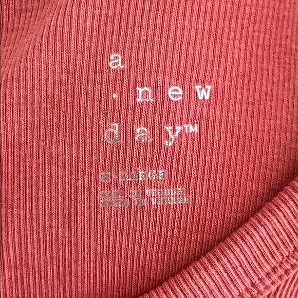 Perfect Basic Ribbed Coral Tank Top - Picture 4 of 4